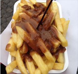 ベルギーブルージュ　マルクト広場で名物フリッツ（フライドポテト）を食べる
